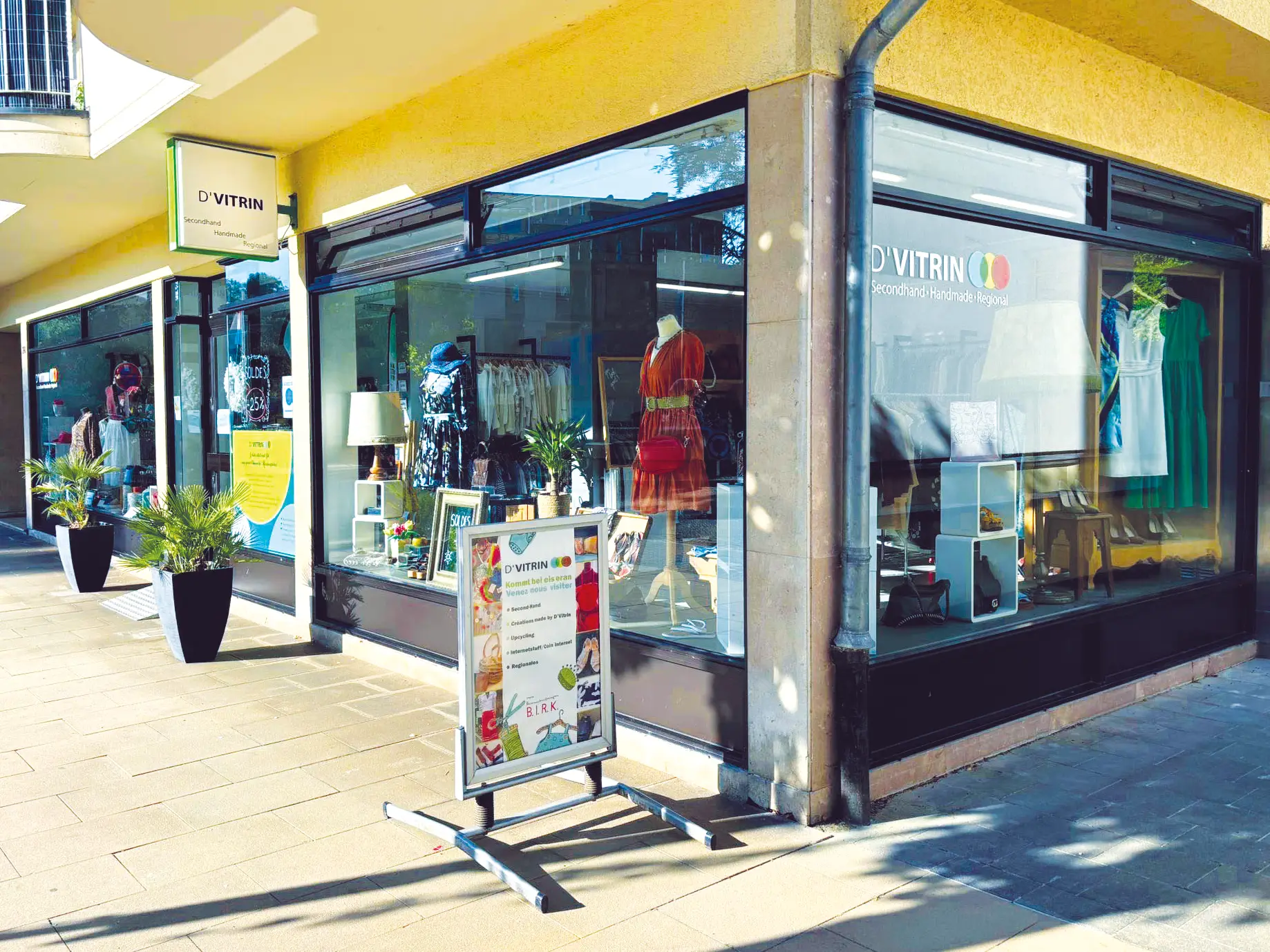 Kleiderstange mit bunter Second-Hand-Kleidung im Kleederbuttéck von D'Vitrin
